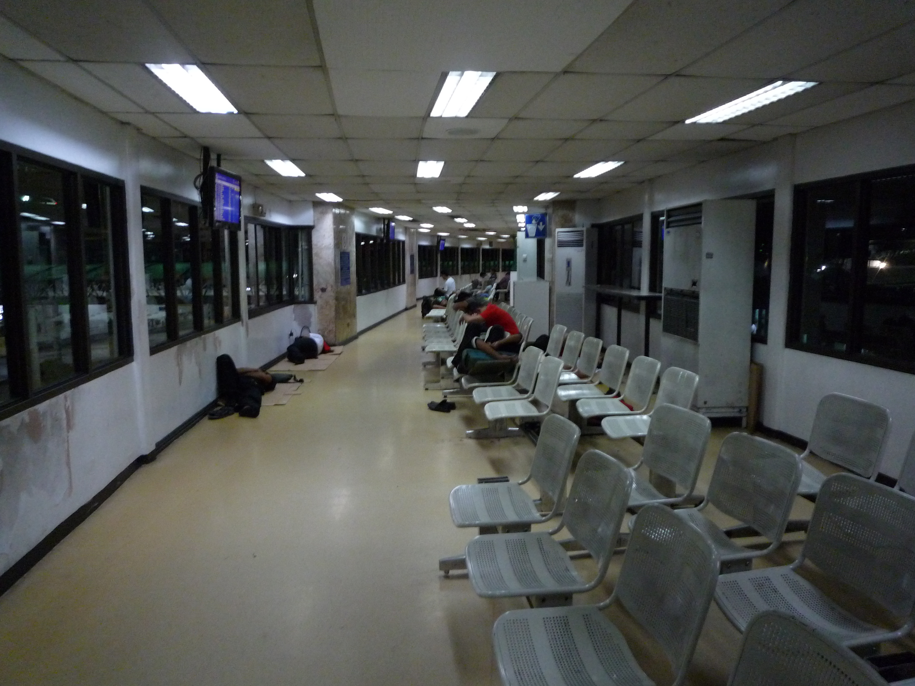 マニラ空港のターミナル　③寝る人々